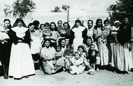 Dones i carcelleres a la presó de dones de Les Corts. 