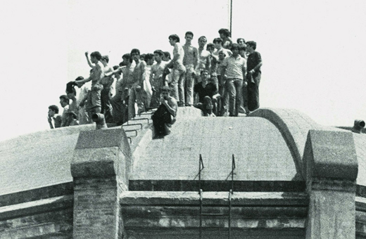 Detall d’una fotografia que recull un grup d’amotinats al sostre de la presó el 19 de juliol de 1977. Carlos Pérez de Rozas. AFB.