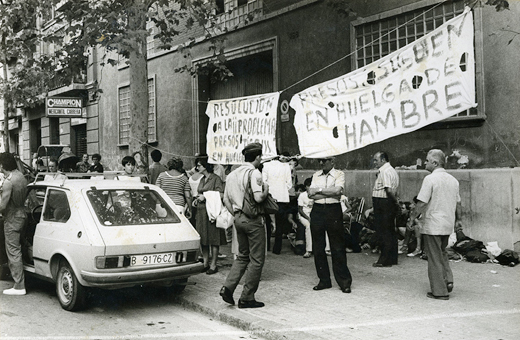 Un grupo de personas se manifiesta en el exterior de la prisión, en el año 1982