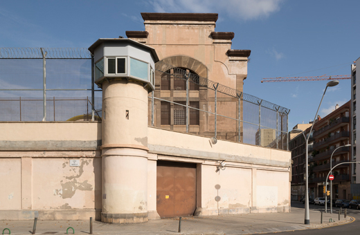Exterior de la presó amb una torre de vigilància